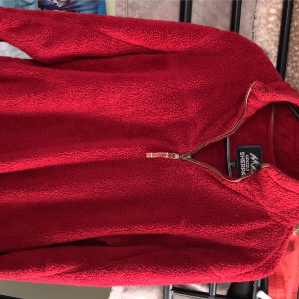 Red Grizzly sharpa Pull over. Size S